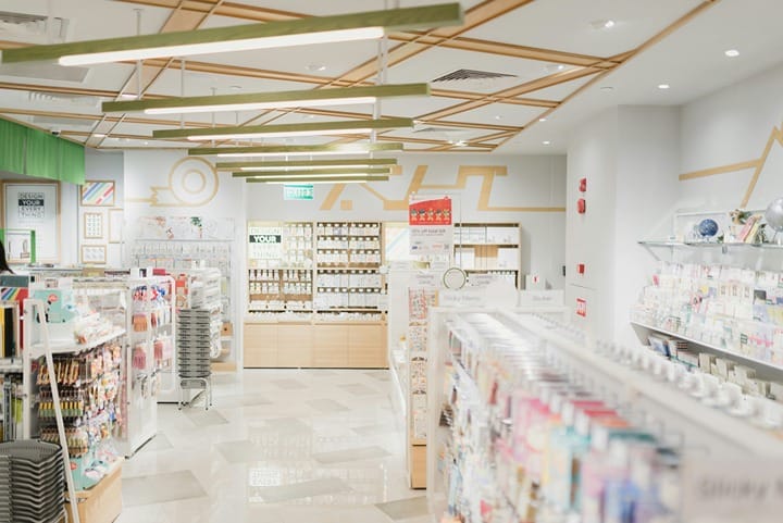 Heller Innenraum einer modernen Apotheke mit Regalen voller Gesundheitsprodukte